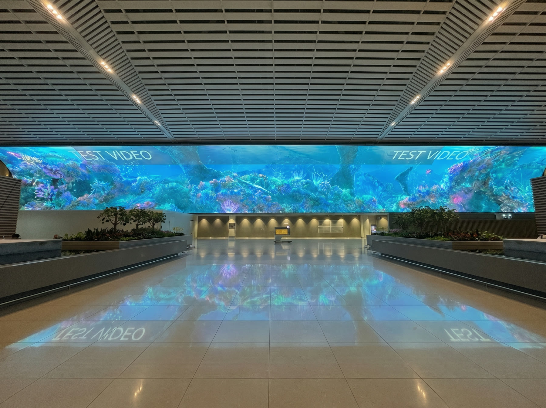인천공항 제2터미널 출국장의 대형 광고 플레이어 화면